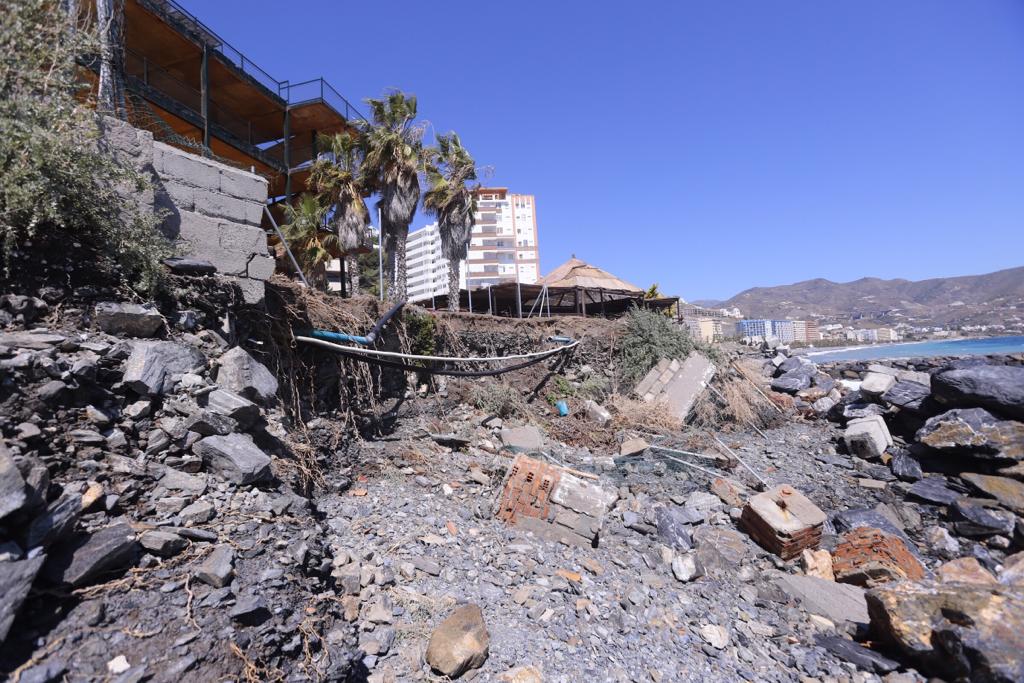 La ya maltrecha escollera de Velilla ha quedado muy dañada y tanto esa zona como Cotobro, Marina del Este y Peña Parda han perdido gran cantidad de arena 