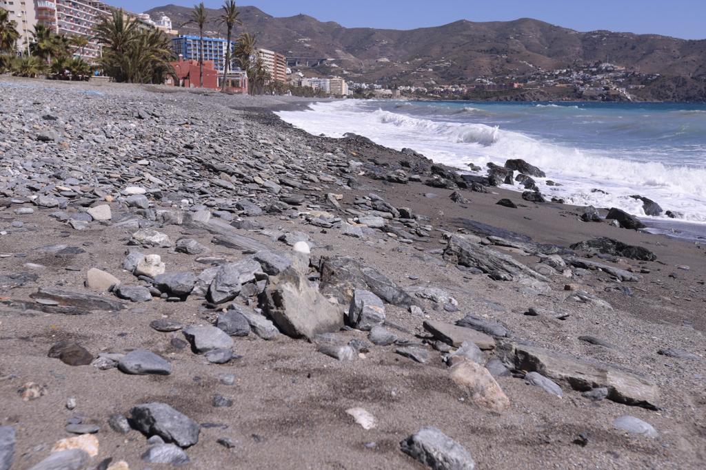 La ya maltrecha escollera de Velilla ha quedado muy dañada y tanto esa zona como Cotobro, Marina del Este y Peña Parda han perdido gran cantidad de arena 