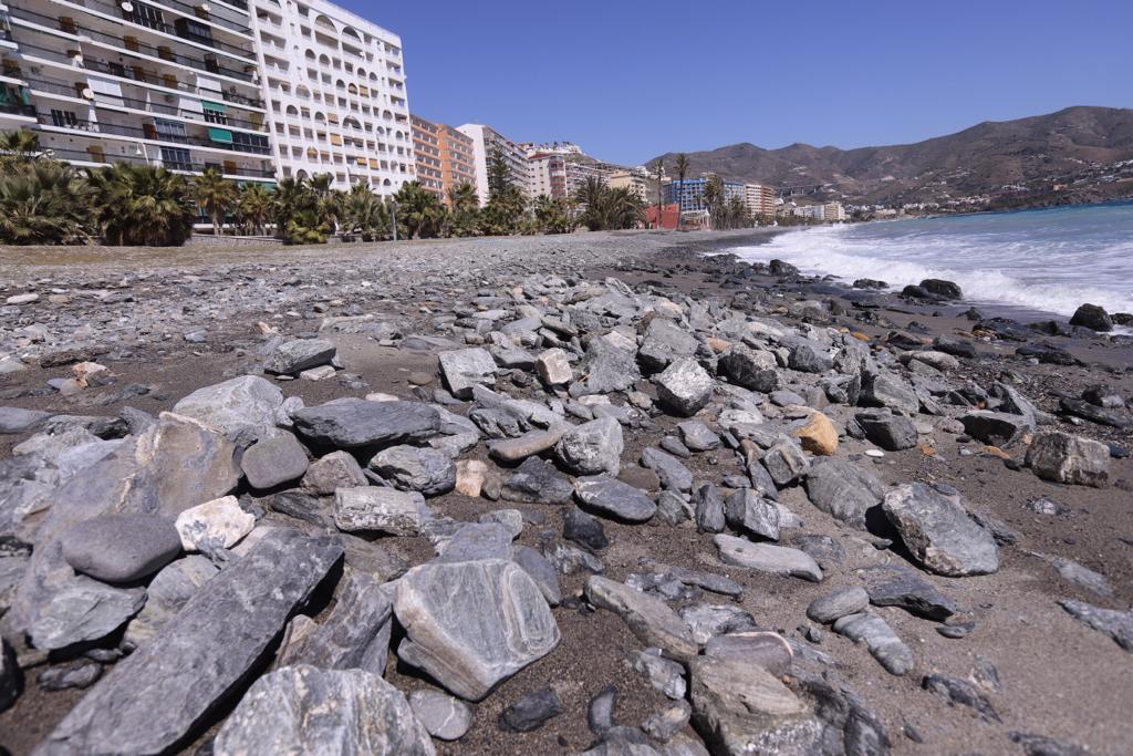 La ya maltrecha escollera de Velilla ha quedado muy dañada y tanto esa zona como Cotobro, Marina del Este y Peña Parda han perdido gran cantidad de arena 