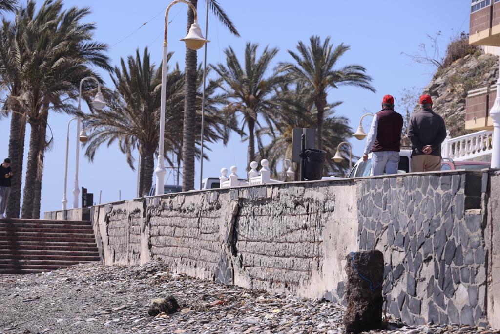 La ya maltrecha escollera de Velilla ha quedado muy dañada y tanto esa zona como Cotobro, Marina del Este y Peña Parda han perdido gran cantidad de arena 