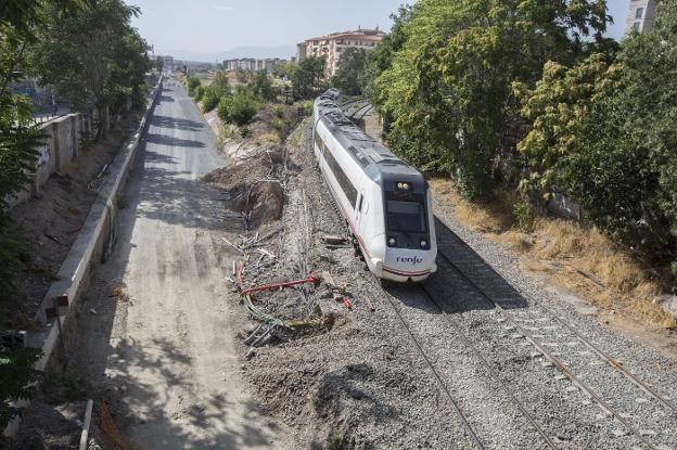 El tren procedente de Almería, a su paso por el barrio granadino de La Chana. 