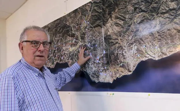 Antonio Alonso, presidente de la Comunidad General de Regantes del Bajo Guadalfeo, con un mapa de las canalizaciones.