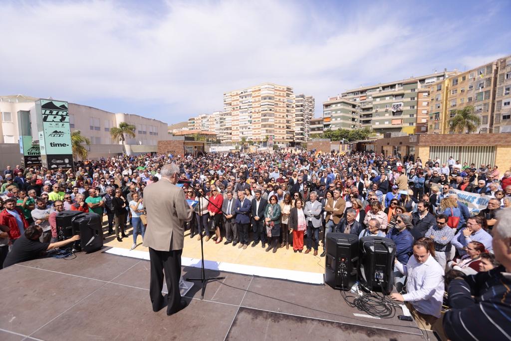 Alrededor de medio millar de personas se han concentrado en Motril para pedir que se hagan ya la canalizaciones de la presa