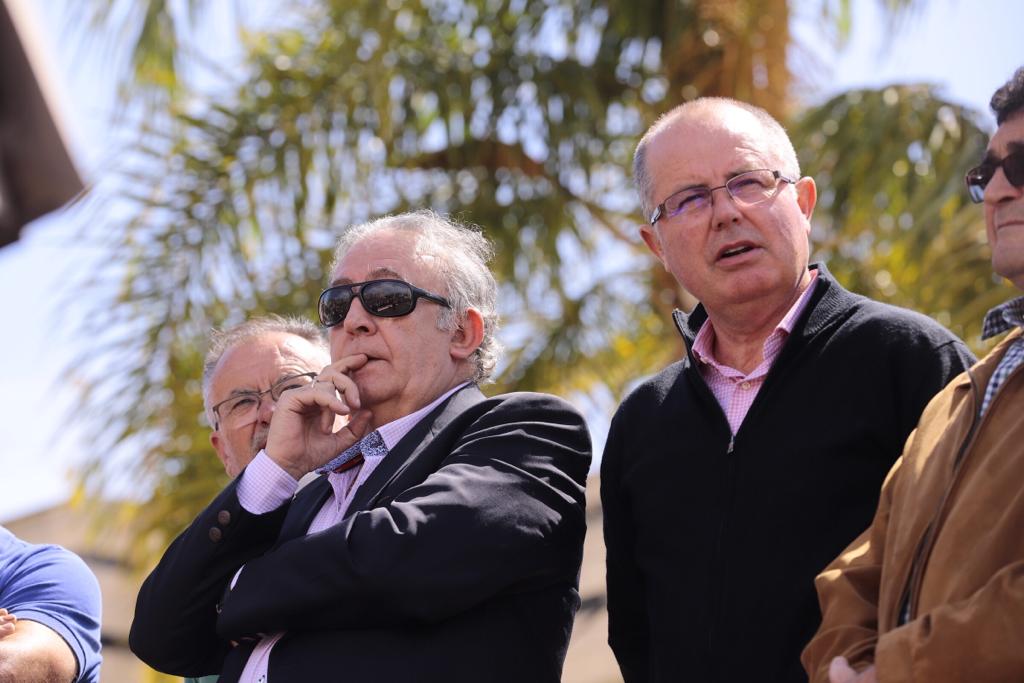 Alrededor de medio millar de personas se han concentrado en Motril para pedir que se hagan ya la canalizaciones de la presa