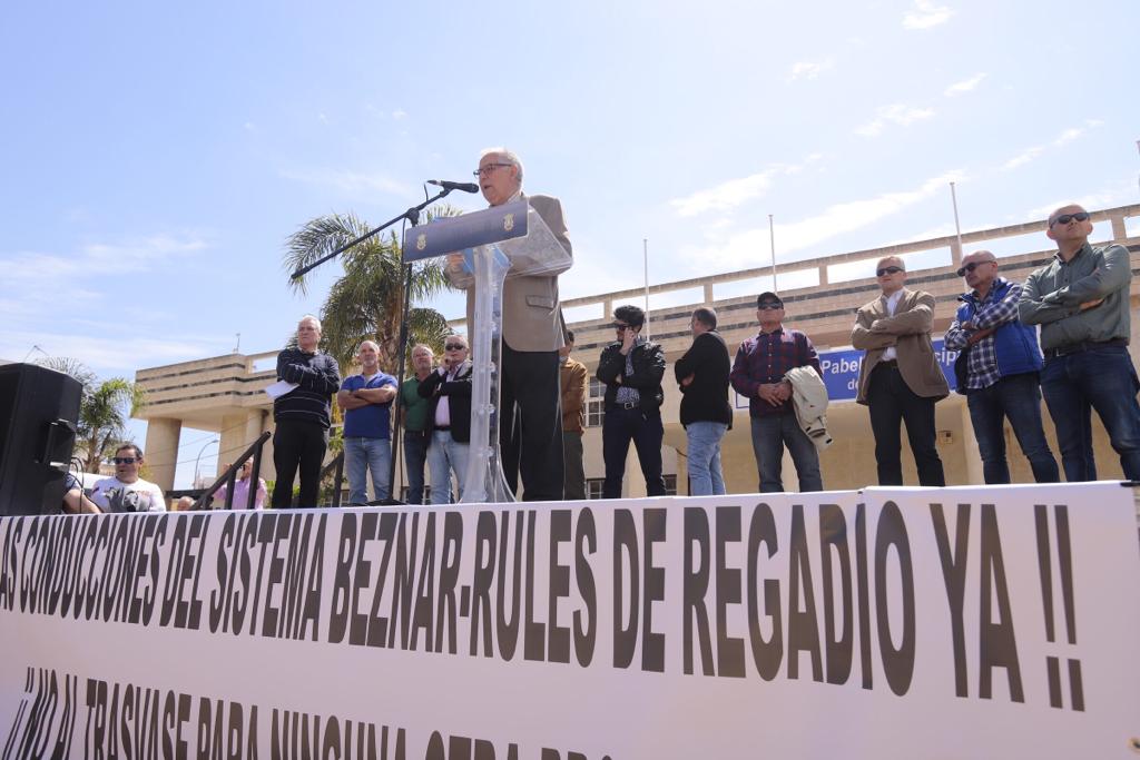 Alrededor de medio millar de personas se han concentrado en Motril para pedir que se hagan ya la canalizaciones de la presa