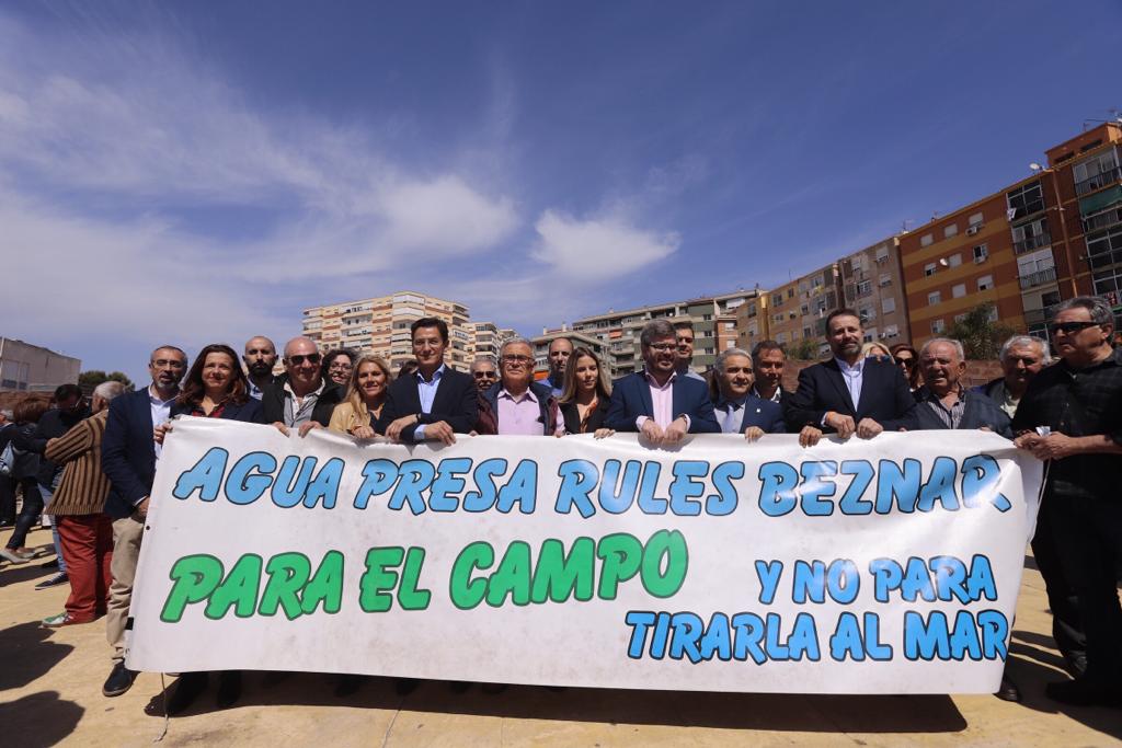 Alrededor de medio millar de personas se han concentrado en Motril para pedir que se hagan ya la canalizaciones de la presa