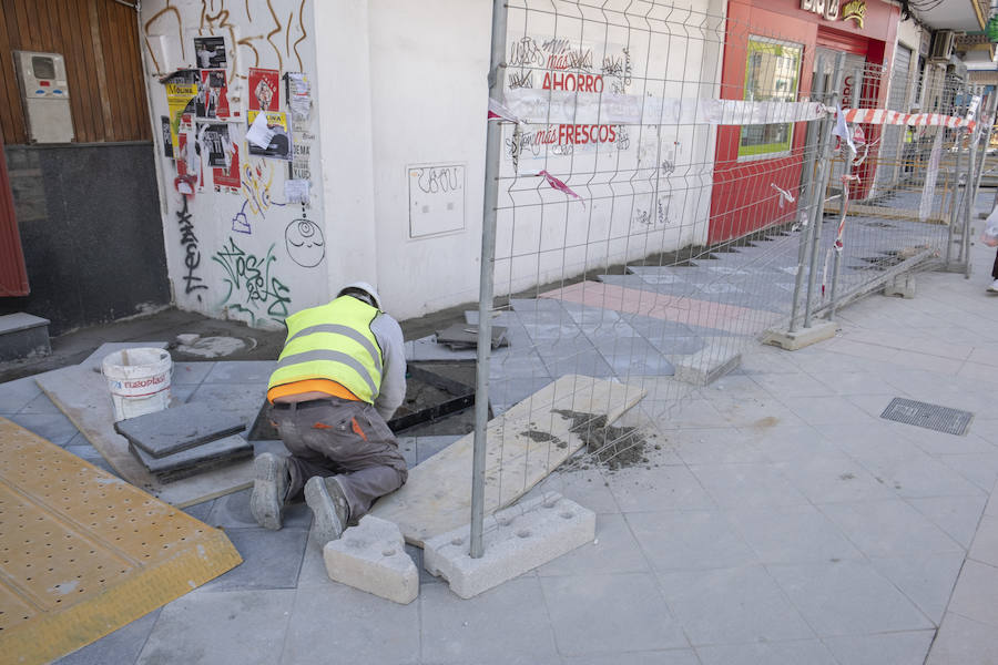 Los operarios probarán esta noche el nuevo alumbrado y asfaltarán la calzada de cara al estreno de la avenida que será el 5 de abril