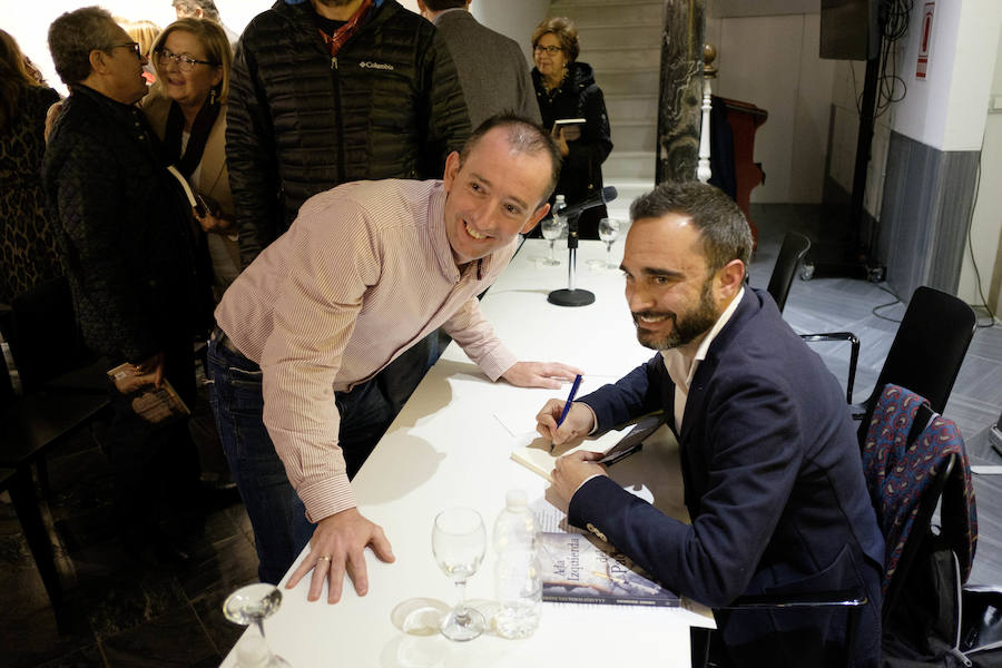 Quico Chirino presentó el jueves 28 de marzo su novela 'A la izquierda del padre' en Motril, acompañado del diputado nacional Carlos Rojas y del escritor y humanista Mario Garcés. Al acto acudieron representantes políticos, empresariales y de la sociedad granadina y motrileña. 