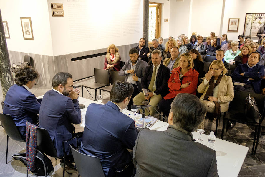 Quico Chirino presentó el jueves 28 de marzo su novela 'A la izquierda del padre' en Motril, acompañado del diputado nacional Carlos Rojas y del escritor y humanista Mario Garcés. Al acto acudieron representantes políticos, empresariales y de la sociedad granadina y motrileña. 