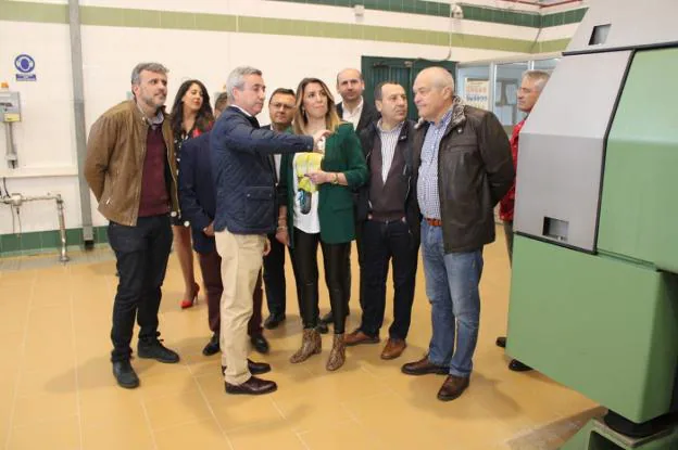 Díaz con cargos socialistas en la visita a la cooperativa Oleoalgaidas, en la mañana de ayer.