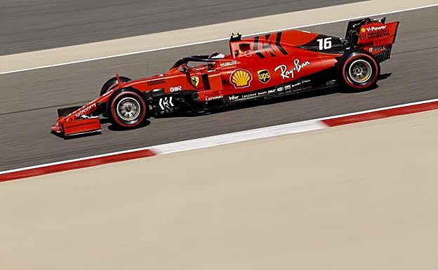 El Ferrari de Charles Leclerc, en Baréin. 