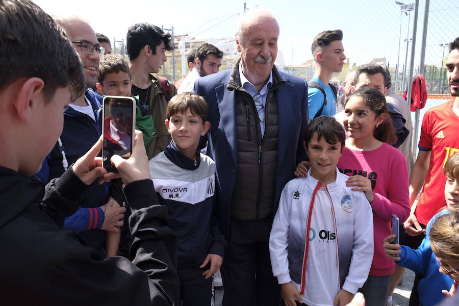 El ex seleccionador nacional ha acudido esta mañana a la Gala del Deporte de Cájar, donde cientos de niños disputan un torneo de fútbol base