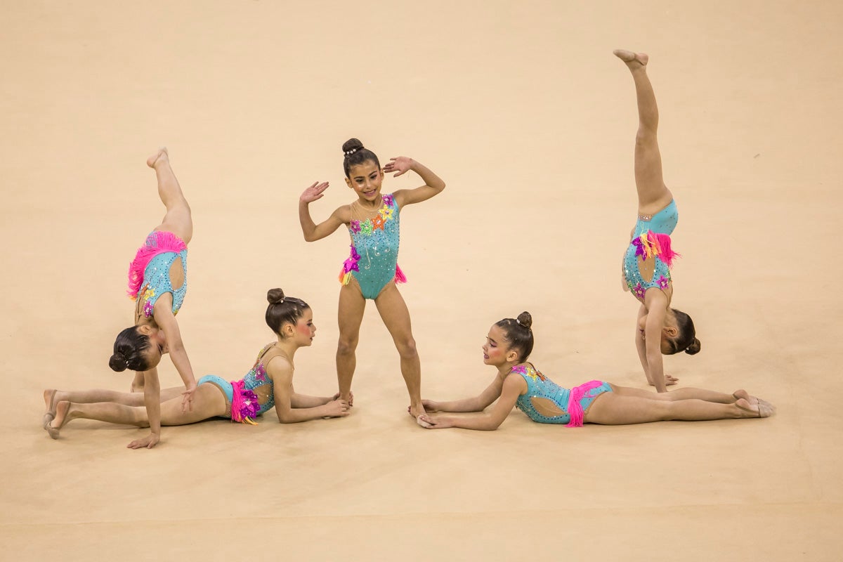 El Circuito Andaluz de gimnasia rítmica para la categoría de promesas se está celebrando en el Palacio de los Deportes. Más de dos mil niñas de toda la comunidad autónoma están poniendo sobre el tapiz todo lo aprendido y ensayado a lo largo del curso. 