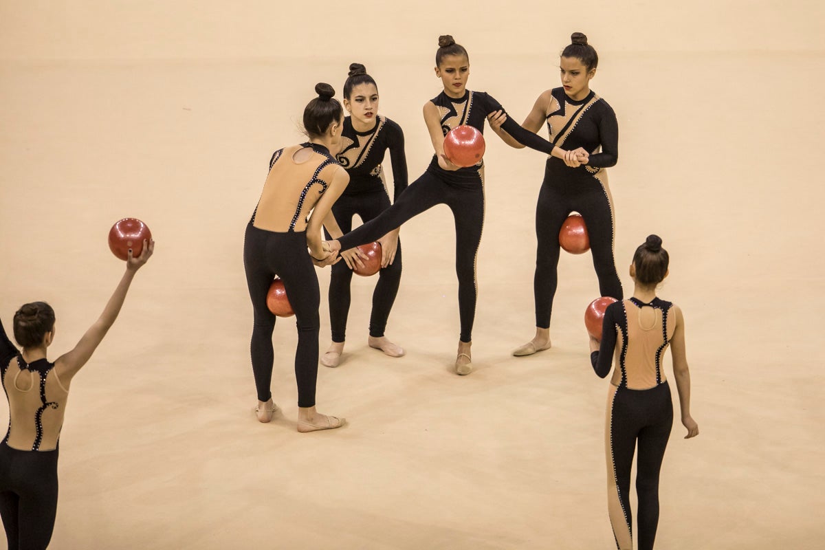 El Circuito Andaluz de gimnasia rítmica para la categoría de promesas se está celebrando en el Palacio de los Deportes. Más de dos mil niñas de toda la comunidad autónoma están poniendo sobre el tapiz todo lo aprendido y ensayado a lo largo del curso. 