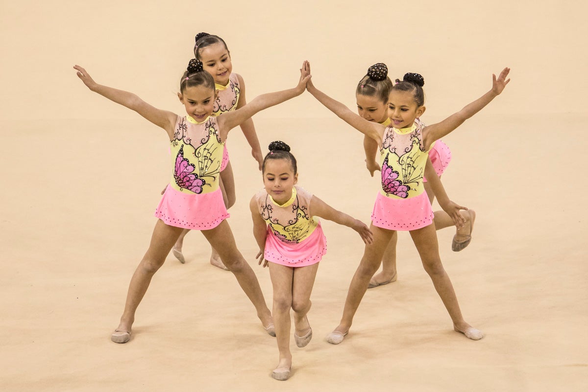 El Circuito Andaluz de gimnasia rítmica para la categoría de promesas se está celebrando en el Palacio de los Deportes. Más de dos mil niñas de toda la comunidad autónoma están poniendo sobre el tapiz todo lo aprendido y ensayado a lo largo del curso. 