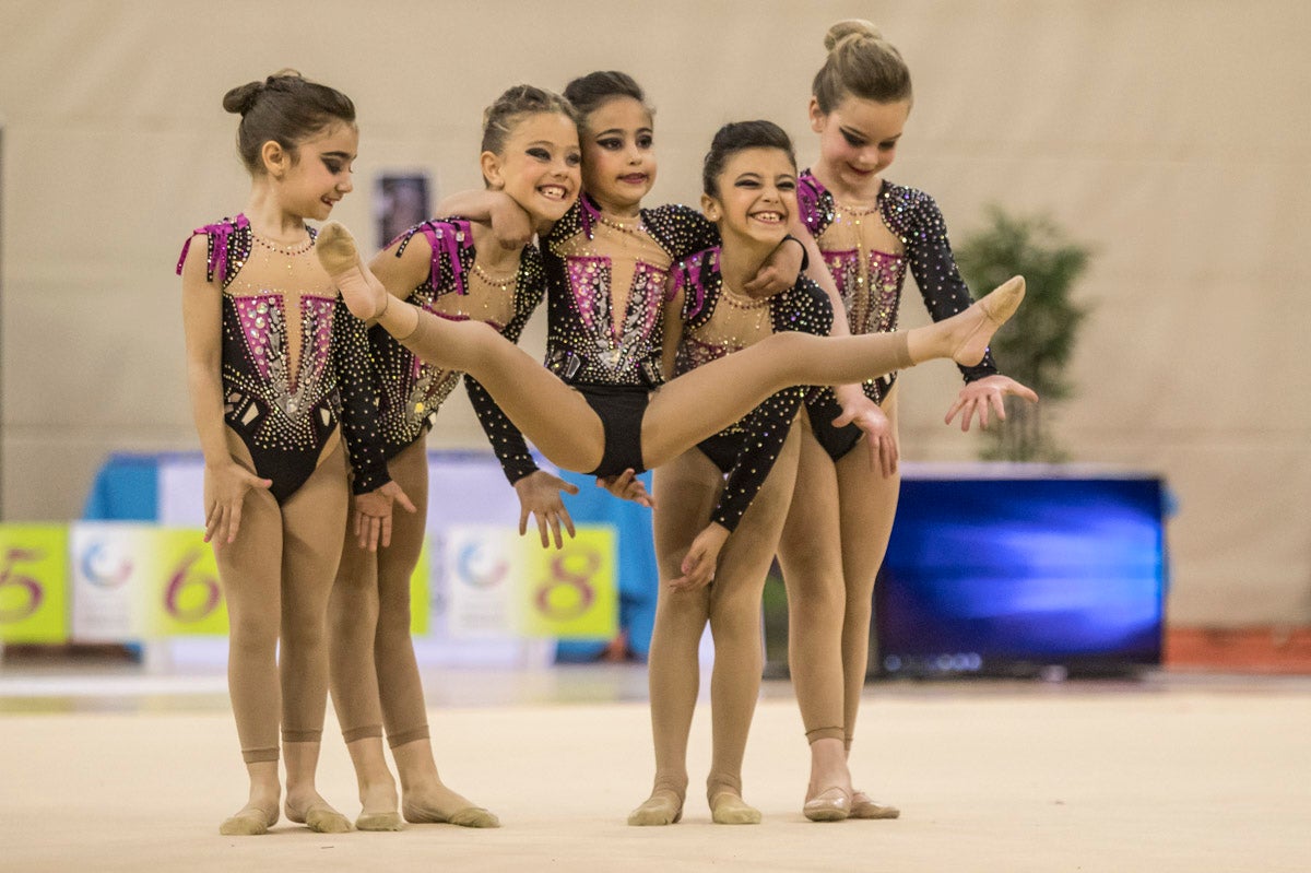 El Circuito Andaluz de gimnasia rítmica para la categoría de promesas se está celebrando en el Palacio de los Deportes. Más de dos mil niñas de toda la comunidad autónoma están poniendo sobre el tapiz todo lo aprendido y ensayado a lo largo del curso. 