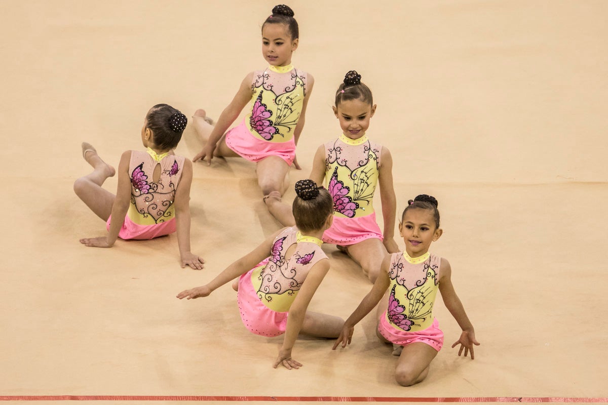 El Circuito Andaluz de gimnasia rítmica para la categoría de promesas se está celebrando en el Palacio de los Deportes. Más de dos mil niñas de toda la comunidad autónoma están poniendo sobre el tapiz todo lo aprendido y ensayado a lo largo del curso. 