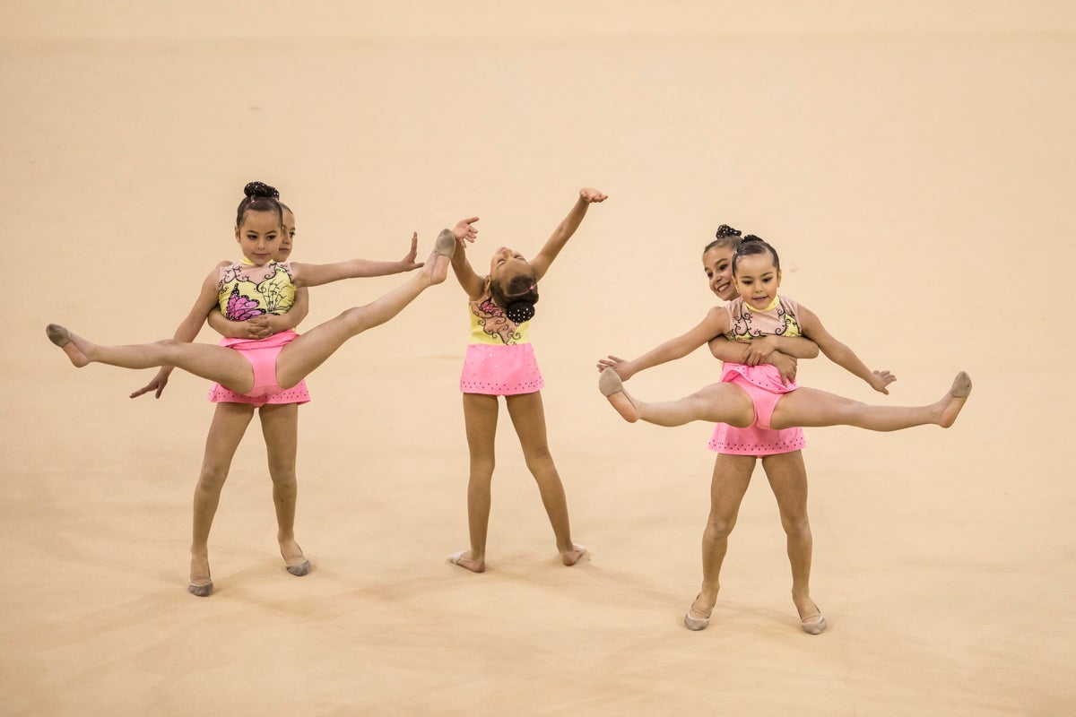 El Circuito Andaluz de gimnasia rítmica para la categoría de promesas se está celebrando en el Palacio de los Deportes. Más de dos mil niñas de toda la comunidad autónoma están poniendo sobre el tapiz todo lo aprendido y ensayado a lo largo del curso. 