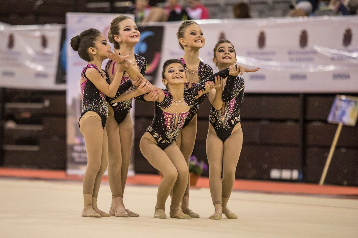 El Circuito Andaluz de gimnasia rítmica para la categoría de promesas se está celebrando en el Palacio de los Deportes. Más de dos mil niñas de toda la comunidad autónoma están poniendo sobre el tapiz todo lo aprendido y ensayado a lo largo del curso. 