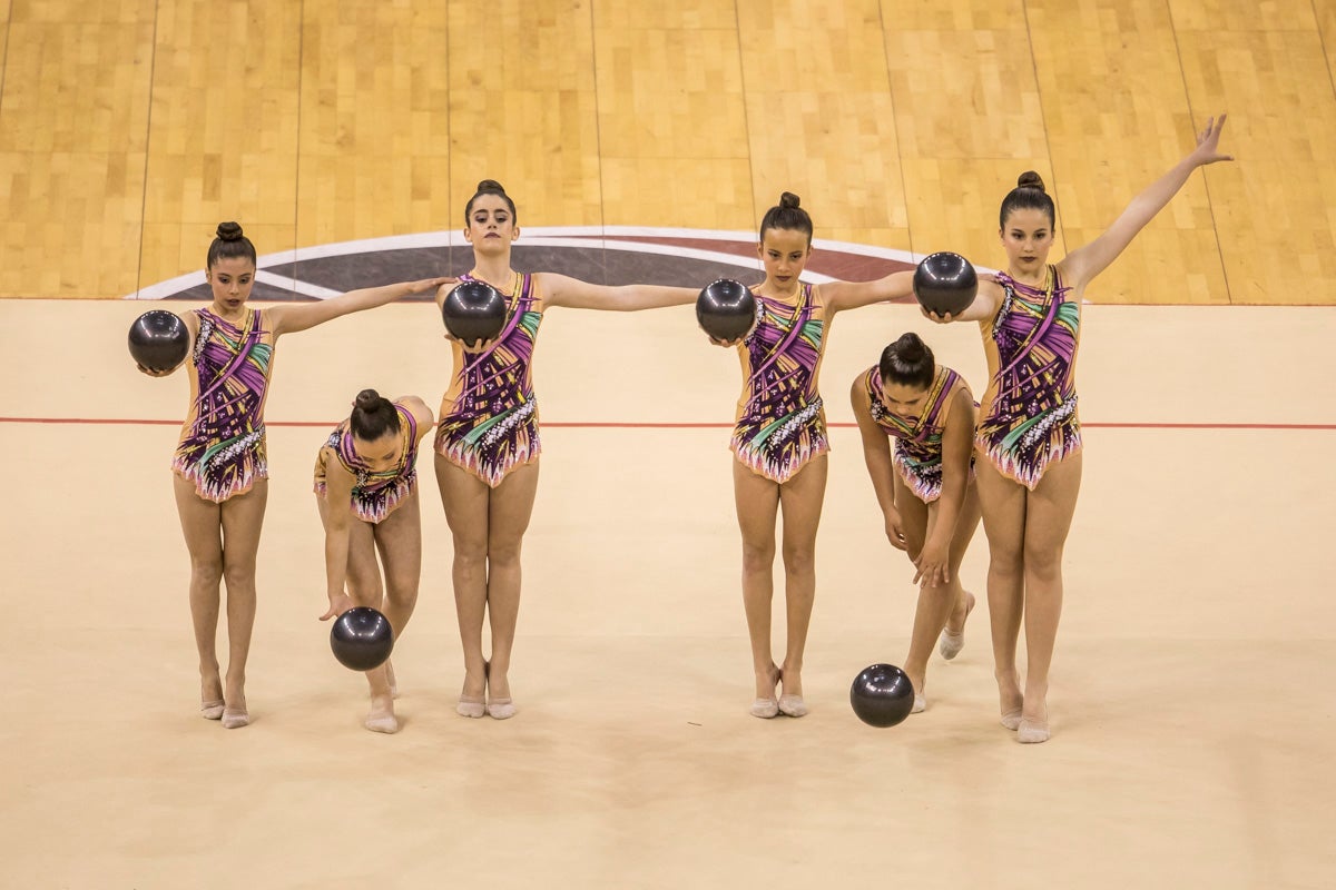 El Circuito Andaluz de gimnasia rítmica para la categoría de promesas se está celebrando en el Palacio de los Deportes. Más de dos mil niñas de toda la comunidad autónoma están poniendo sobre el tapiz todo lo aprendido y ensayado a lo largo del curso. 
