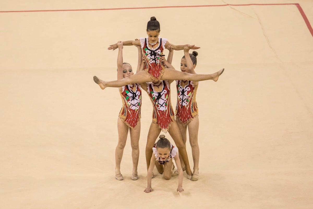 El Circuito Andaluz de gimnasia rítmica para la categoría de promesas se está celebrando en el Palacio de los Deportes. Más de dos mil niñas de toda la comunidad autónoma están poniendo sobre el tapiz todo lo aprendido y ensayado a lo largo del curso. 