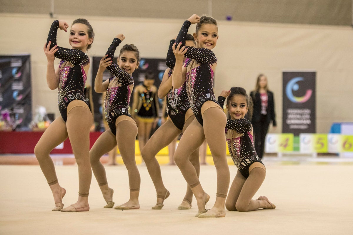 El Circuito Andaluz de gimnasia rítmica para la categoría de promesas se está celebrando en el Palacio de los Deportes. Más de dos mil niñas de toda la comunidad autónoma están poniendo sobre el tapiz todo lo aprendido y ensayado a lo largo del curso. 