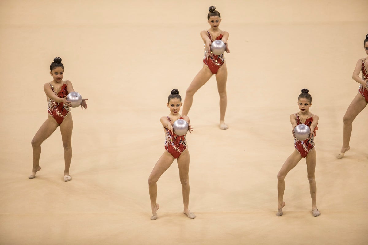 El Circuito Andaluz de gimnasia rítmica para la categoría de promesas se está celebrando en el Palacio de los Deportes. Más de dos mil niñas de toda la comunidad autónoma están poniendo sobre el tapiz todo lo aprendido y ensayado a lo largo del curso. 