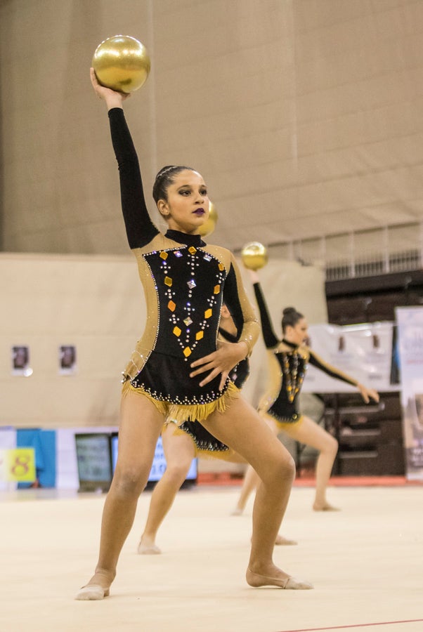 El Circuito Andaluz de gimnasia rítmica para la categoría de promesas se está celebrando en el Palacio de los Deportes. Más de dos mil niñas de toda la comunidad autónoma están poniendo sobre el tapiz todo lo aprendido y ensayado a lo largo del curso. 
