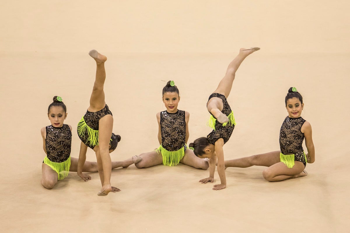 El Circuito Andaluz de gimnasia rítmica para la categoría de promesas se está celebrando en el Palacio de los Deportes. Más de dos mil niñas de toda la comunidad autónoma están poniendo sobre el tapiz todo lo aprendido y ensayado a lo largo del curso. 