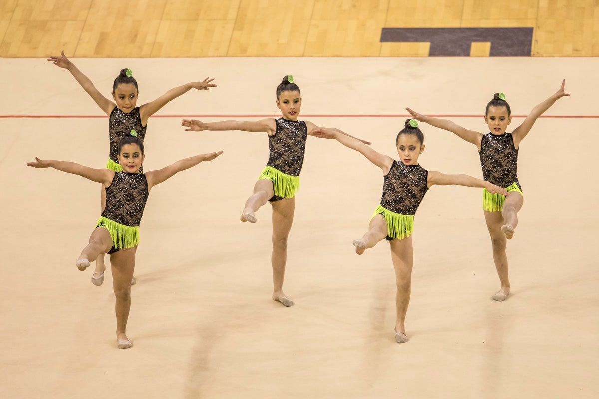 El Circuito Andaluz de gimnasia rítmica para la categoría de promesas se está celebrando en el Palacio de los Deportes. Más de dos mil niñas de toda la comunidad autónoma están poniendo sobre el tapiz todo lo aprendido y ensayado a lo largo del curso. 