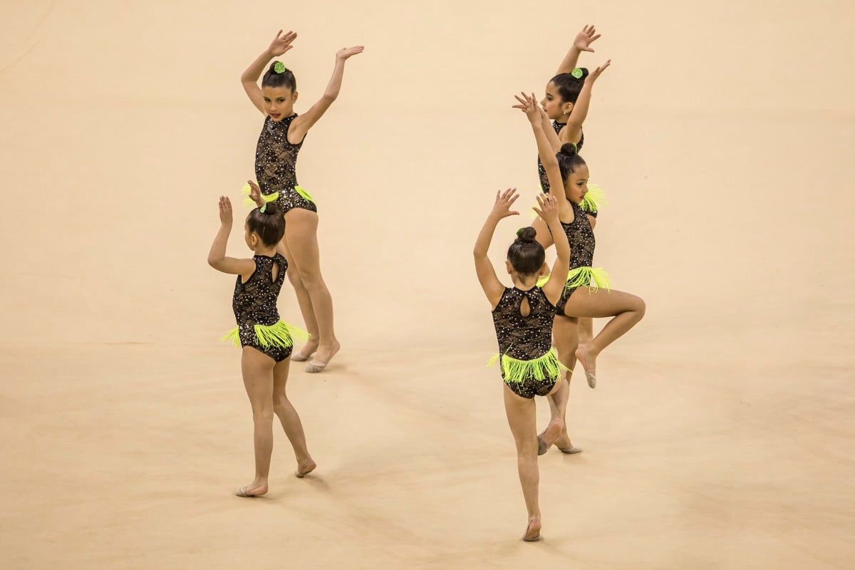 El Circuito Andaluz de gimnasia rítmica para la categoría de promesas se está celebrando en el Palacio de los Deportes. Más de dos mil niñas de toda la comunidad autónoma están poniendo sobre el tapiz todo lo aprendido y ensayado a lo largo del curso. 