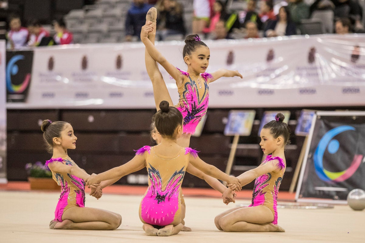 El Circuito Andaluz de gimnasia rítmica para la categoría de promesas se está celebrando en el Palacio de los Deportes. Más de dos mil niñas de toda la comunidad autónoma están poniendo sobre el tapiz todo lo aprendido y ensayado a lo largo del curso. 
