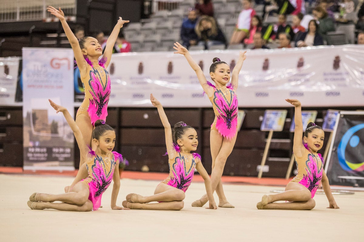 El Circuito Andaluz de gimnasia rítmica para la categoría de promesas se está celebrando en el Palacio de los Deportes. Más de dos mil niñas de toda la comunidad autónoma están poniendo sobre el tapiz todo lo aprendido y ensayado a lo largo del curso. 