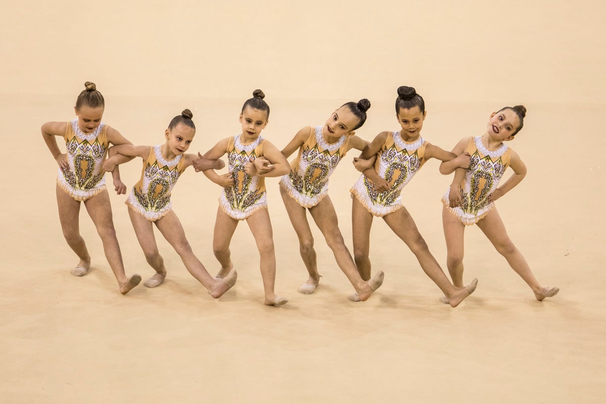 El Circuito Andaluz de gimnasia rítmica para la categoría de promesas se está celebrando en el Palacio de los Deportes. Más de dos mil niñas de toda la comunidad autónoma están poniendo sobre el tapiz todo lo aprendido y ensayado a lo largo del curso. 