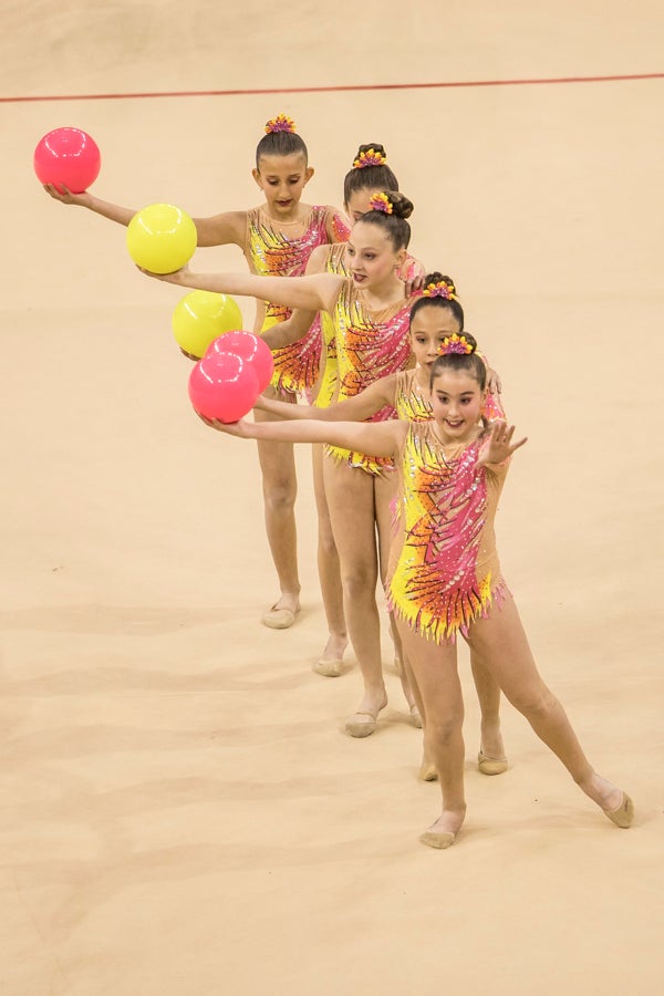 El Circuito Andaluz de gimnasia rítmica para la categoría de promesas se está celebrando en el Palacio de los Deportes. Más de dos mil niñas de toda la comunidad autónoma están poniendo sobre el tapiz todo lo aprendido y ensayado a lo largo del curso. 
