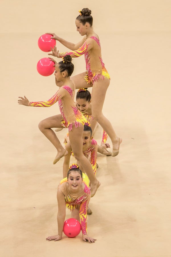 El Circuito Andaluz de gimnasia rítmica para la categoría de promesas se está celebrando en el Palacio de los Deportes. Más de dos mil niñas de toda la comunidad autónoma están poniendo sobre el tapiz todo lo aprendido y ensayado a lo largo del curso. 