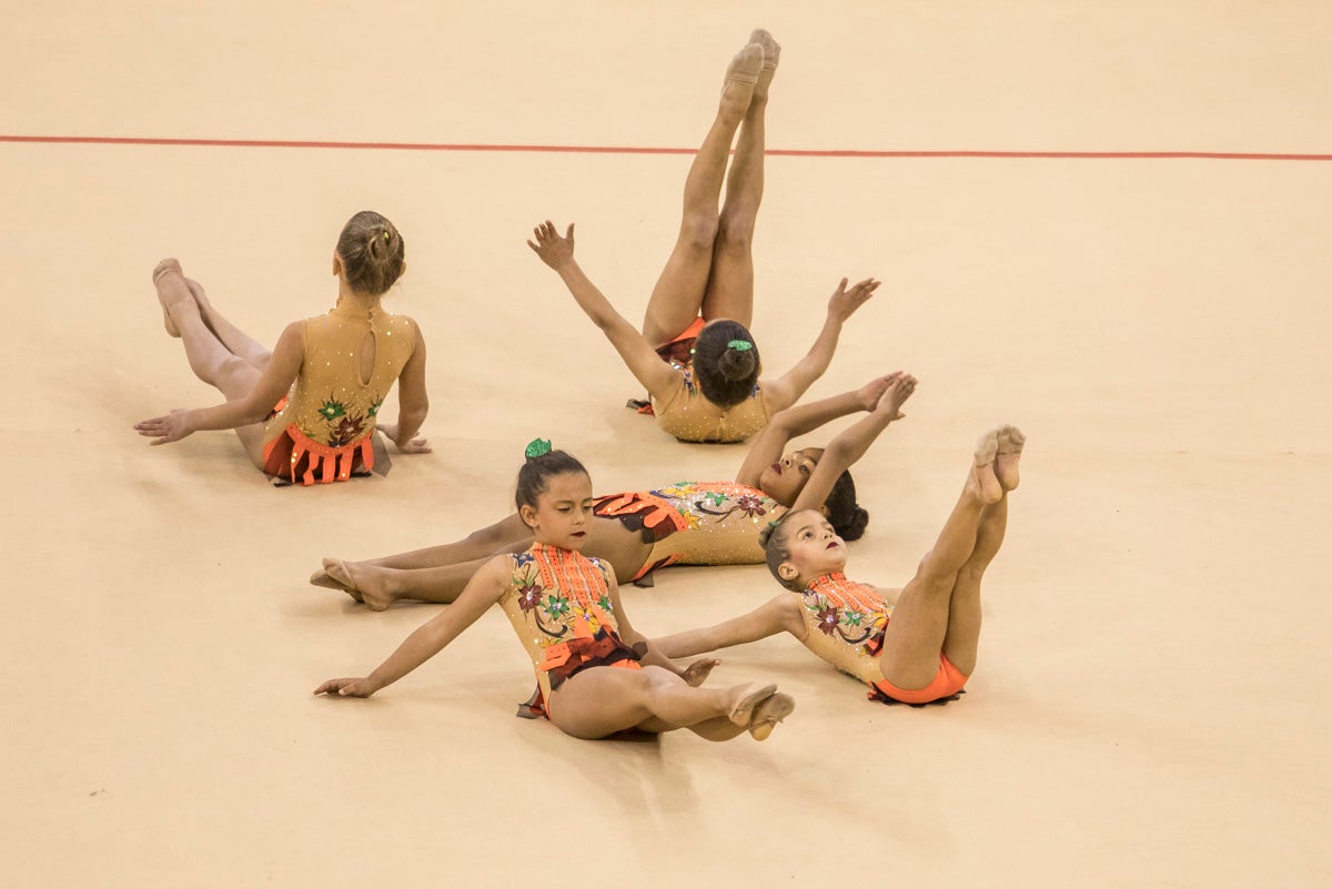 El Circuito Andaluz de gimnasia rítmica para la categoría de promesas se está celebrando en el Palacio de los Deportes. Más de dos mil niñas de toda la comunidad autónoma están poniendo sobre el tapiz todo lo aprendido y ensayado a lo largo del curso. 