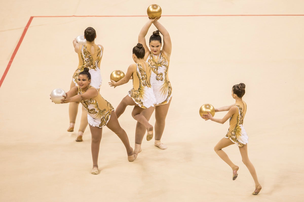 El Circuito Andaluz de gimnasia rítmica para la categoría de promesas se está celebrando en el Palacio de los Deportes. Más de dos mil niñas de toda la comunidad autónoma están poniendo sobre el tapiz todo lo aprendido y ensayado a lo largo del curso. 