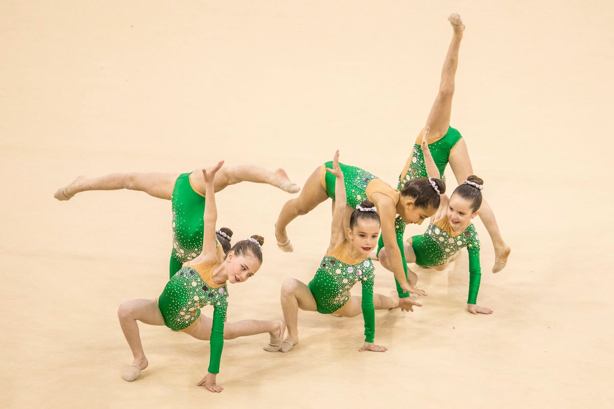 El Circuito Andaluz de gimnasia rítmica para la categoría de promesas se está celebrando en el Palacio de los Deportes. Más de dos mil niñas de toda la comunidad autónoma están poniendo sobre el tapiz todo lo aprendido y ensayado a lo largo del curso. 