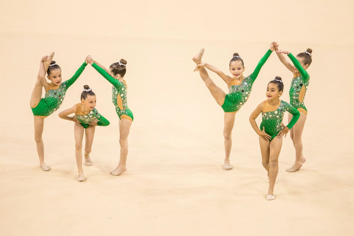El Circuito Andaluz de gimnasia rítmica para la categoría de promesas se está celebrando en el Palacio de los Deportes. Más de dos mil niñas de toda la comunidad autónoma están poniendo sobre el tapiz todo lo aprendido y ensayado a lo largo del curso. 