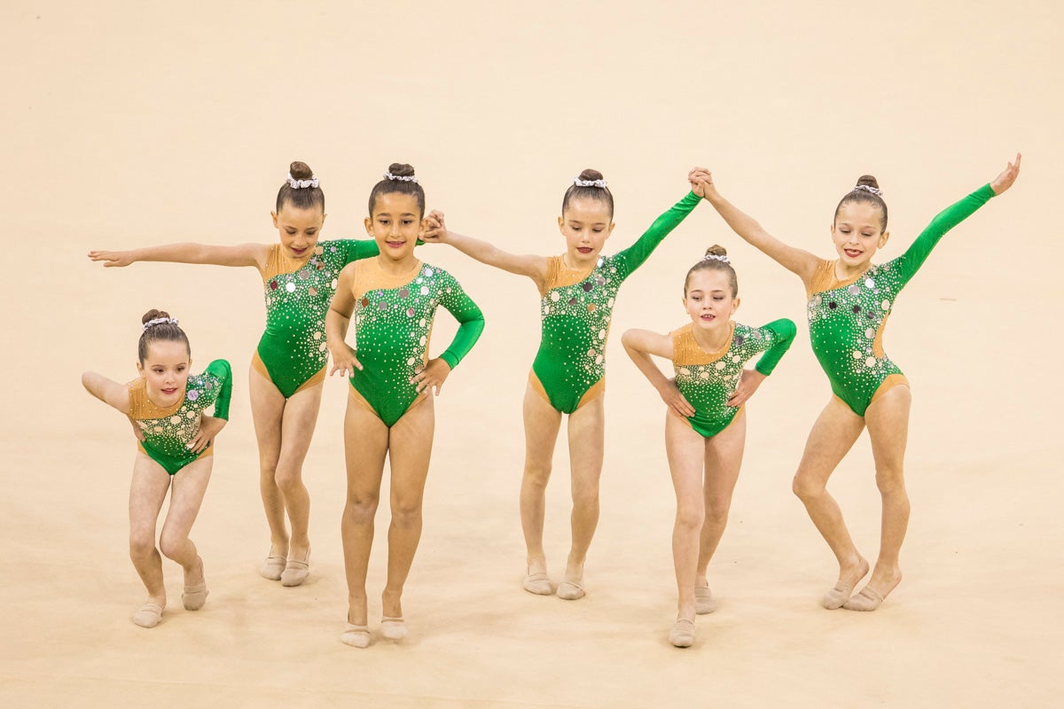 El Circuito Andaluz de gimnasia rítmica para la categoría de promesas se está celebrando en el Palacio de los Deportes. Más de dos mil niñas de toda la comunidad autónoma están poniendo sobre el tapiz todo lo aprendido y ensayado a lo largo del curso. 