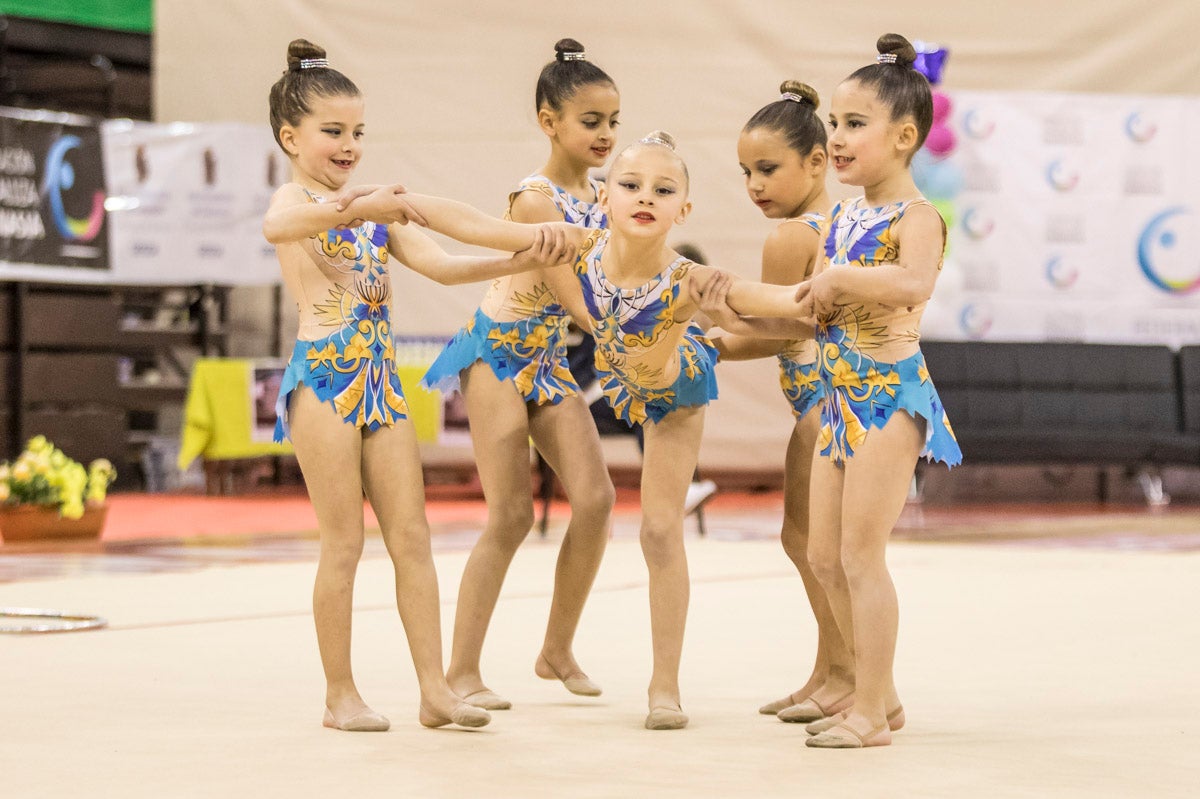 El Circuito Andaluz de gimnasia rítmica para la categoría de promesas se está celebrando en el Palacio de los Deportes. Más de dos mil niñas de toda la comunidad autónoma están poniendo sobre el tapiz todo lo aprendido y ensayado a lo largo del curso. 