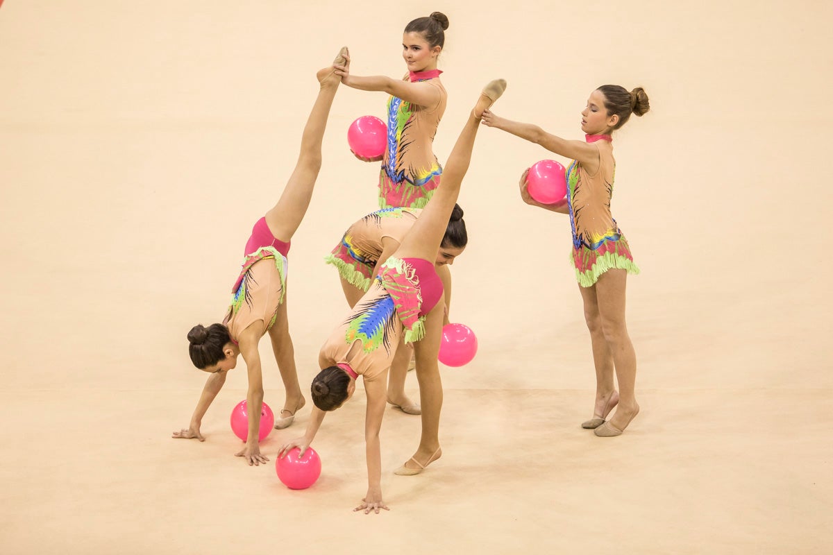 El Circuito Andaluz de gimnasia rítmica para la categoría de promesas se está celebrando en el Palacio de los Deportes. Más de dos mil niñas de toda la comunidad autónoma están poniendo sobre el tapiz todo lo aprendido y ensayado a lo largo del curso. 