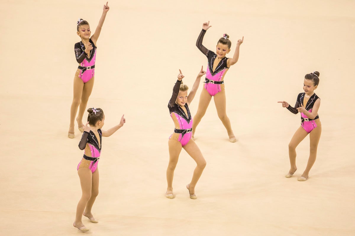 El Circuito Andaluz de gimnasia rítmica para la categoría de promesas se está celebrando en el Palacio de los Deportes. Más de dos mil niñas de toda la comunidad autónoma están poniendo sobre el tapiz todo lo aprendido y ensayado a lo largo del curso. 
