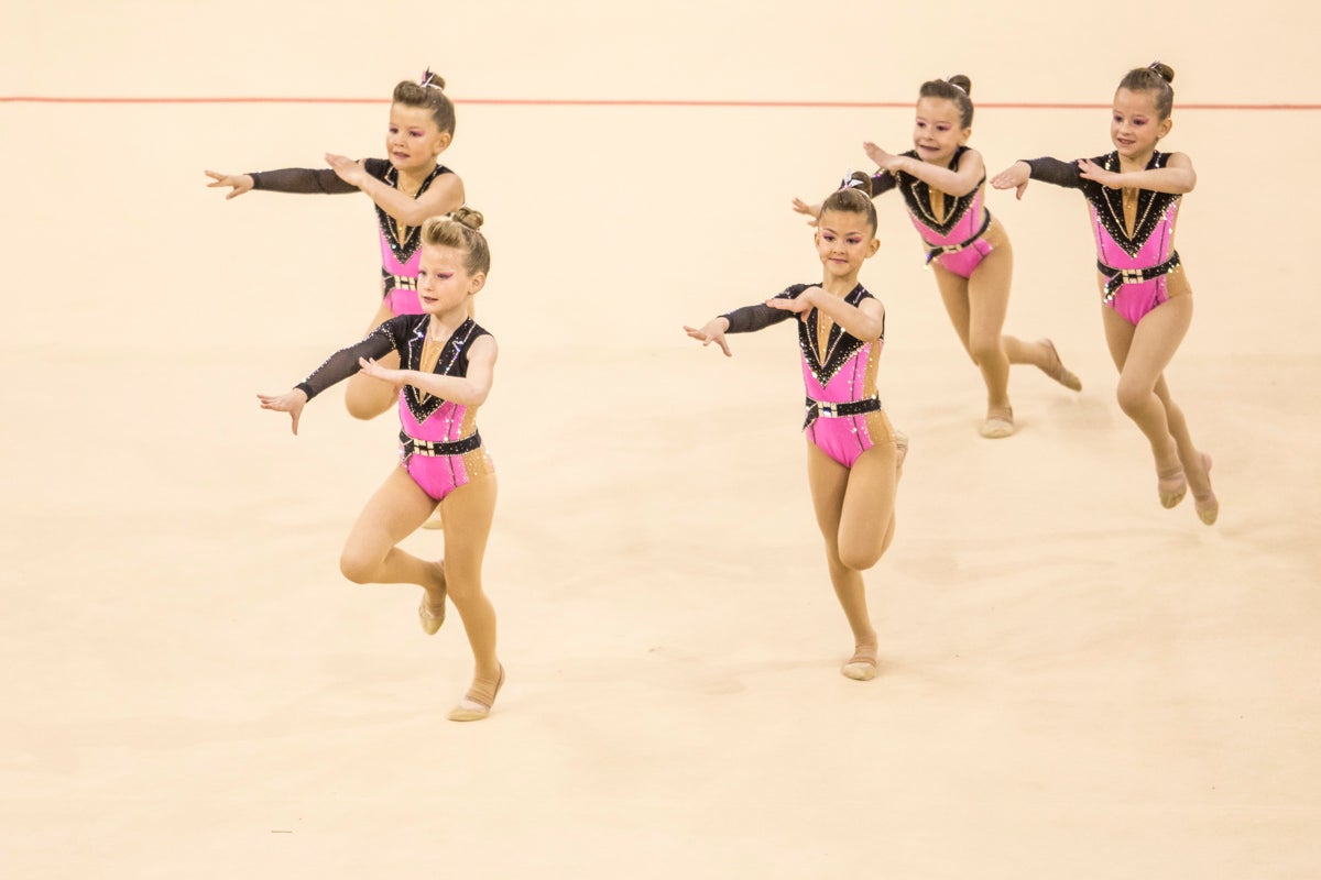 El Circuito Andaluz de gimnasia rítmica para la categoría de promesas se está celebrando en el Palacio de los Deportes. Más de dos mil niñas de toda la comunidad autónoma están poniendo sobre el tapiz todo lo aprendido y ensayado a lo largo del curso. 