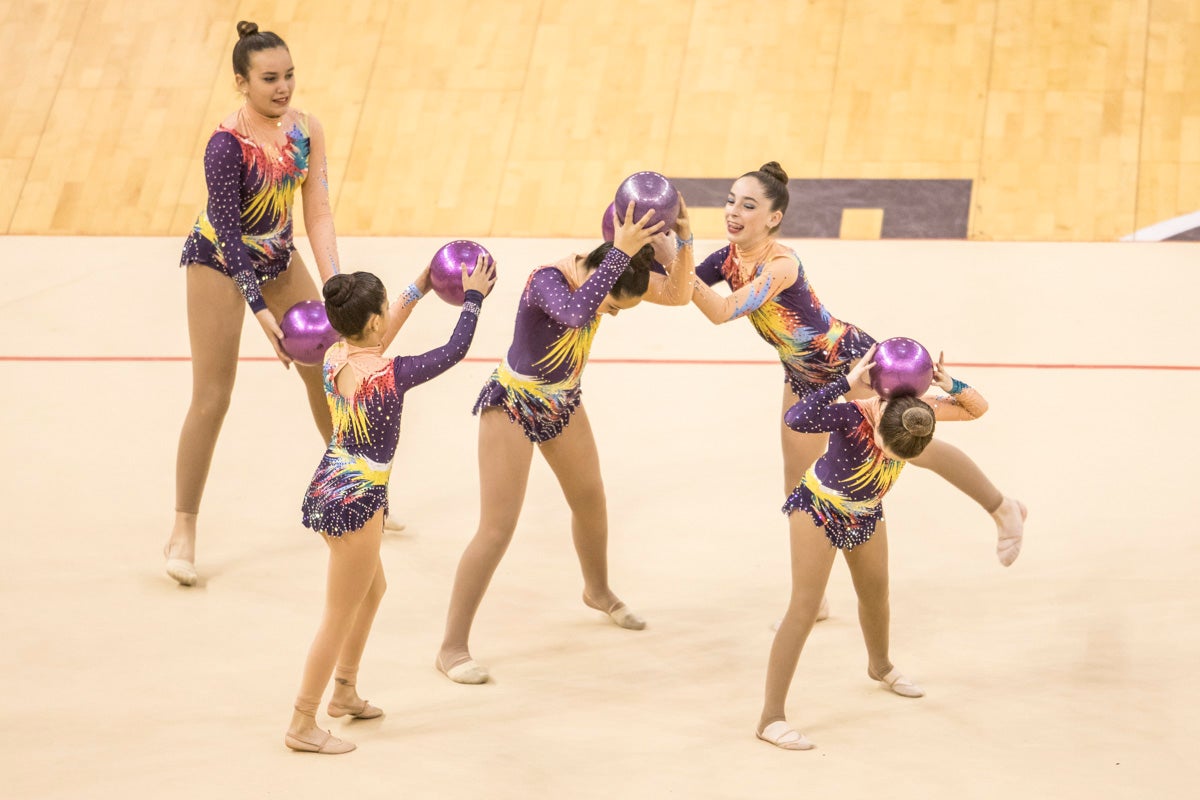 El Circuito Andaluz de gimnasia rítmica para la categoría de promesas se está celebrando en el Palacio de los Deportes. Más de dos mil niñas de toda la comunidad autónoma están poniendo sobre el tapiz todo lo aprendido y ensayado a lo largo del curso. 