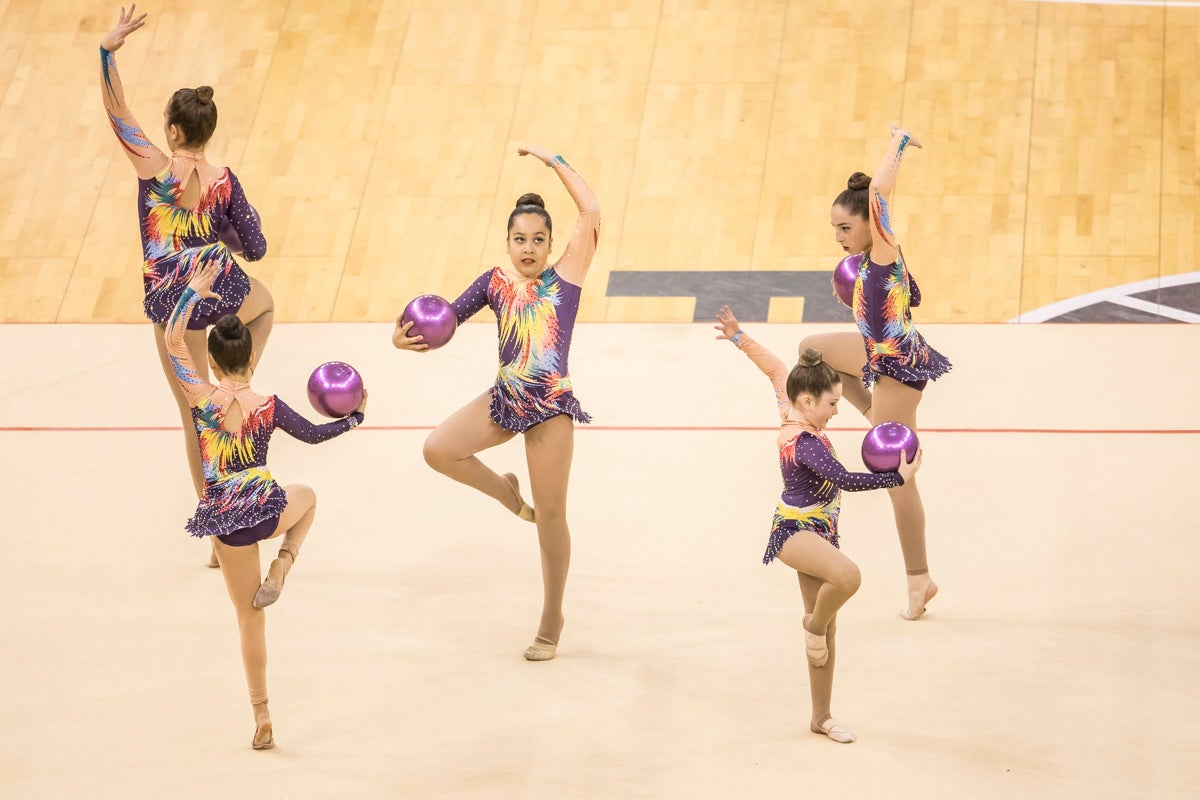 El Circuito Andaluz de gimnasia rítmica para la categoría de promesas se está celebrando en el Palacio de los Deportes. Más de dos mil niñas de toda la comunidad autónoma están poniendo sobre el tapiz todo lo aprendido y ensayado a lo largo del curso. 