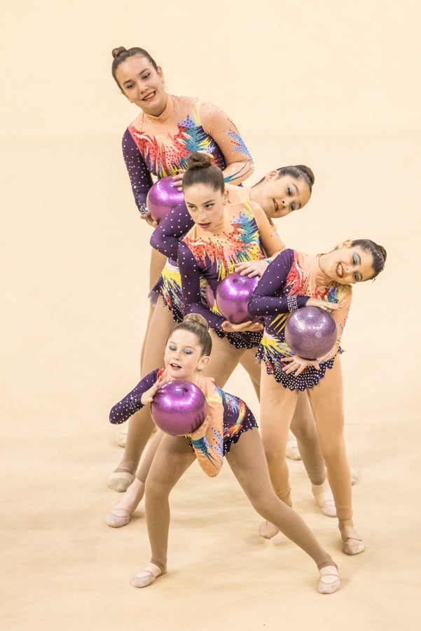 El Circuito Andaluz de gimnasia rítmica para la categoría de promesas se está celebrando en el Palacio de los Deportes. Más de dos mil niñas de toda la comunidad autónoma están poniendo sobre el tapiz todo lo aprendido y ensayado a lo largo del curso. 