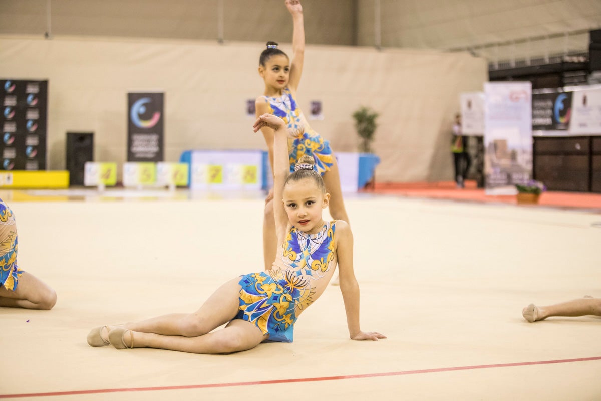 El Circuito Andaluz de gimnasia rítmica para la categoría de promesas se está celebrando en el Palacio de los Deportes. Más de dos mil niñas de toda la comunidad autónoma están poniendo sobre el tapiz todo lo aprendido y ensayado a lo largo del curso. 