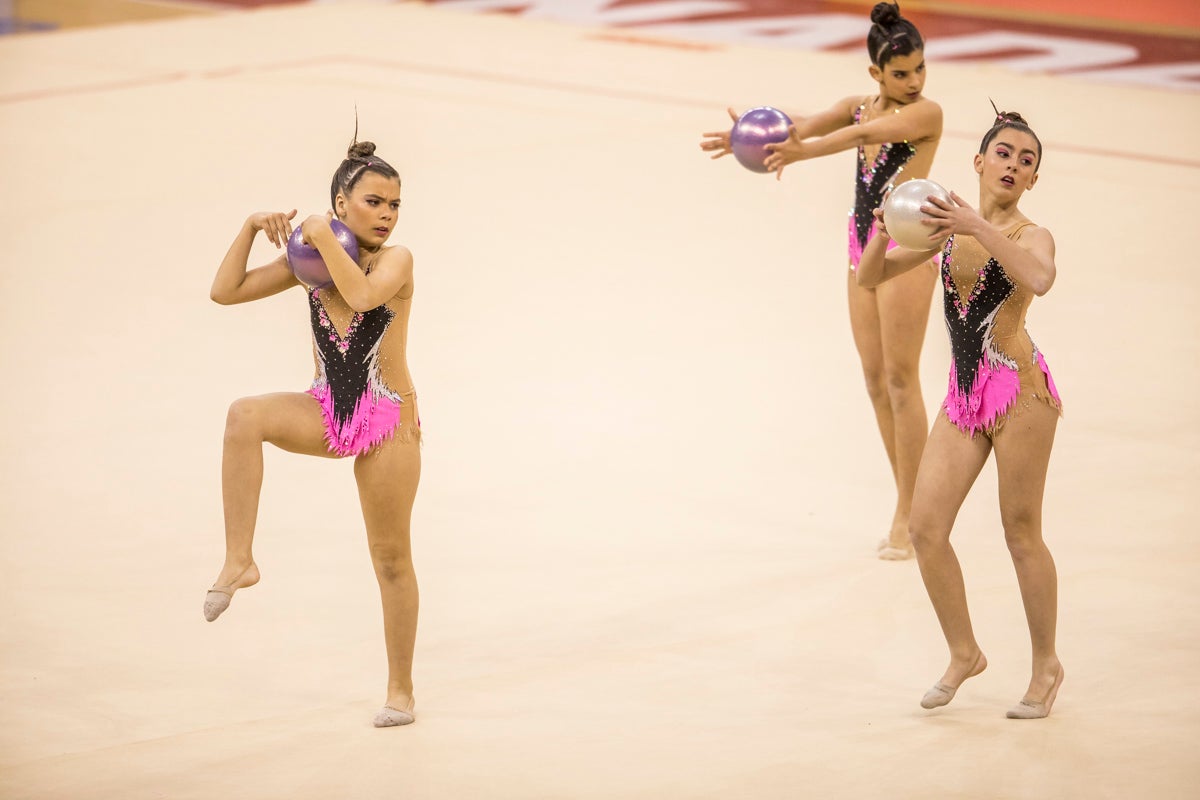El Circuito Andaluz de gimnasia rítmica para la categoría de promesas se está celebrando en el Palacio de los Deportes. Más de dos mil niñas de toda la comunidad autónoma están poniendo sobre el tapiz todo lo aprendido y ensayado a lo largo del curso. 